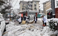 掃雪除冰保通暢 志愿服務暖人心
