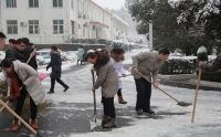 市二院組織職工清掃積雪，保障患者通行