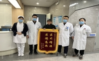 醫(yī)術(shù)精湛解病痛，醫(yī)德高尚暖人心