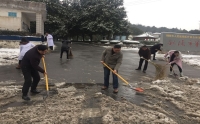 醫(yī)院積極組織掃雪工作 確保患者就醫(yī)安全